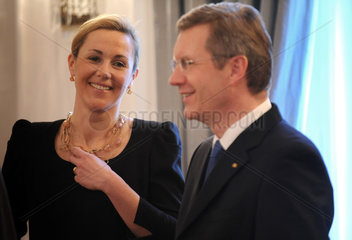 Berlin  Deutschland  Christian Wulff  CDU  mit seiner Frau Bettina Wulff waehrend des Neujahrsempfangs