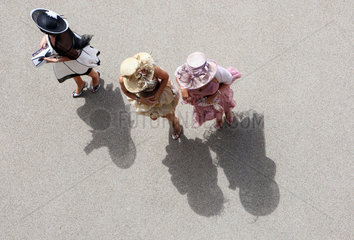 Ascot  Grossbritannien  elegant gekleidete Frauen mit Hut beim Pferderennen