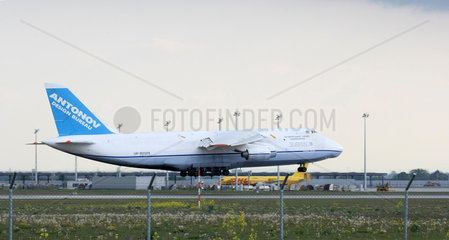 Leipzig  Deutschland  Transportflugzeug von Antonow beim Start