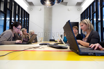 Tallinn  Estland  Mitarbeiterinnen von Skype bei einer Konferenz im Skype Worldwide Headquarter