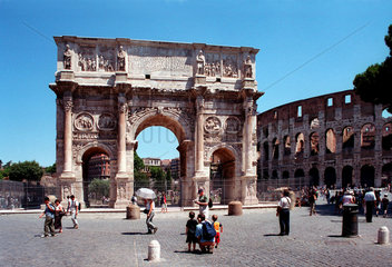 Rom  der Konstantinsbogen neben dem Colosseum