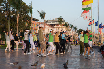 Phnom Penh  Kambodscha  Kambodschaner machen Fruehsport an der Uferpromenade
