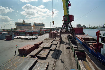 Beladung eines Schiffes mit Containern im Handelshafen von Kaliningrad  Russland