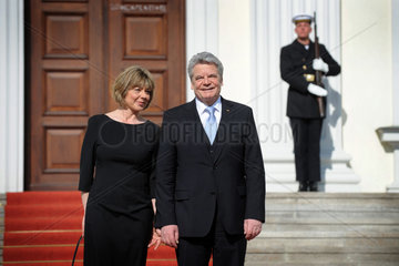 Berlin  Deutschland  Bundespraesident Joachim Gauck mit seiner Lebensgefaehrtin Daniela Schadt vor dem Schloss Bellevue