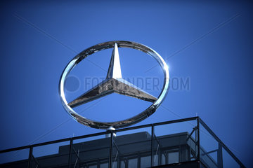 Berlin  Deutschland  der Mercedesstern auf dem Neubau von Mercedes Benz