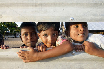 Batticaloa  Sri Lanka  Kindergruppe in einem Fluechtlingslager