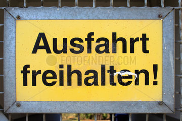 Berlin  Schild mit der Aufschrift -Ausfahrt freihalten!-