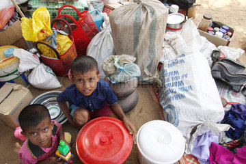 Kurinchamunai  Sri Lanka  Kinder inmitten von Besitztuemern