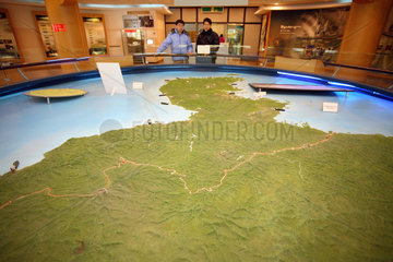 Odusan  Touristen schauen sich ein Modell von Nord und Suedkorea im Odusan Unification Observatory an