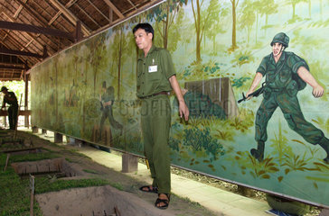 Vietnam  Museumsangestellter zeigt Touristen Fallen bei Cu Chi