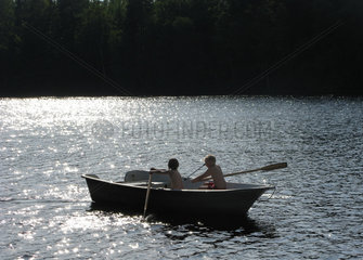 Karlskrona  Schweden  zwei Kinder in einem Boot auf einem See