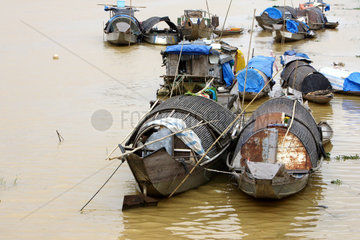 Vietnam  Hausboote auf dem Fluss Song Huong in Hue