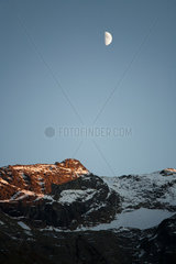 St. Moritz  Schweiz Abenddaemmerung und Mondschein ueber den Engadiner Alpen