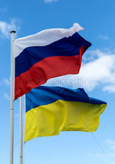 Berlin  Deutschland  Flagge der Russischen Foederation und der Ukraine