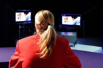 Internationale Funkausstellung Berlin (IFA)  Frau sieht fern