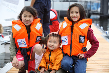 Kiel  Kinder mit Schwimmwesten posieren auf der Kieler Woche