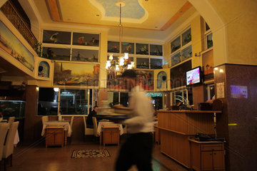 Kyrenia  Tuerkische Republik Nordzypern  Kellner in einem Restaurant