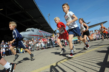 Berlin  Deutschland  Kinderlauf auf dem ehemaligen Flughafen Tempelhof