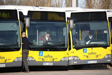 Berlin  Deutschland  abgestellte BVG-Busse im Betriebshof