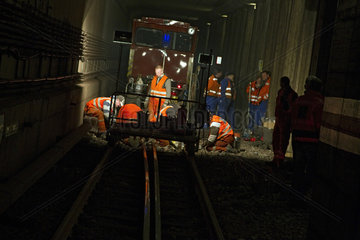 Gleisbauer im U-Bahntunnel