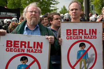 Berlin  Deutschland  Wolfgang Thierse (li.) anlaesslich der Blockade des Aufmarschs der Rechtsradikalen