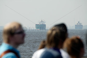 Hamburg  Deutschland  Menschen beobachten Containerschiffe