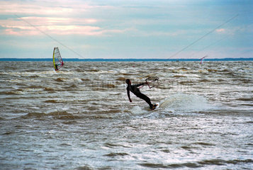 Kitesurfer in der Paernu-Bucht  Estland