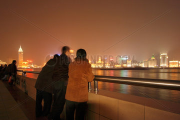 Shanghai  Touristen in Pudong schauen auf den Bund
