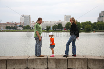 Minsk  Weissrussland  eine junge Familie am Komsomolskoje-See