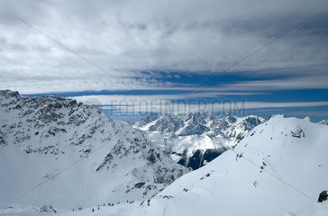 Verbier  Schweiz  Ausblick vom Gipfel des Attelas in das Skigebiet der Vier Taeler