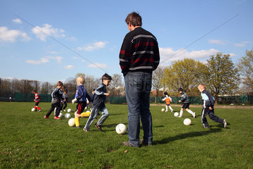Berlin  Deutschland  Kinder beim Fussballtraining