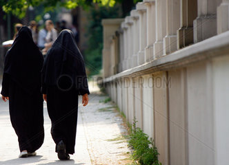 Berlin  Deutschland  zwei Frauen mit Burkas in Berlin-Neukoelln