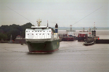 Frachter faehrt aus der Schleuse Brunsbuettel  Nord-Ostsee-Kanal