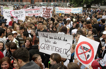 Berlin  Deutschland Schuelerdemonstration gegen die Wiederholung der Mathepruefung