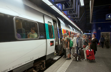 Zuerich  Schweiz  Passagiere am Bahnhof Zuerich Flughafen steigen in einen Zug der SBB