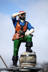 Eckernfoerde  Pirat als Galionsfigur an einem Schiff im Eckernfoerder Hafen