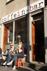Berlin  Deutschland  Zwei Frauen vor der coffein-bar in Berlin