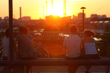 Berlin  Deutschland  Menschen beim Sonnenuntergang auf der Modersohnbruecke