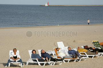 Swinemuende  Polen  Menschen liegen am Strand in Swinemuende