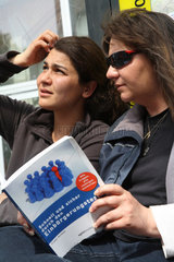 Berlin  Deutschland  zwei Frauen lernen fuer den Einbuergerungstest