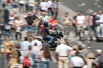 Berlin  Deutschland  Motorradfahrer faehrt durch eine Menschenmenge