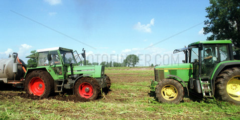 Landwirte mit Traktoren auf dem Feld