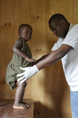 Goma  Demokratische Republik Kongo  kleines Maedchen wird behandelt