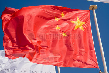 Frankreich  wehende Flagge der Volksrepublik China