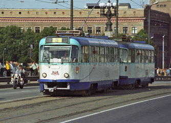 Eine Strassenbahn im Stadtzentrum von Riga  Lettland