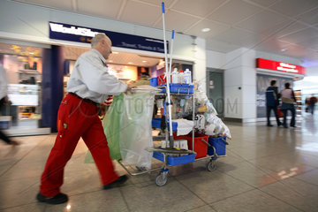 Muenchen  Reinigungspersonal bei der Arbeit im Flughafen Franz-Josef-Strauss