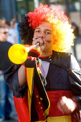 Berlin  Deutschland  deutscher Fan mit Vuvuzela nach dem Achtelfinalsieg