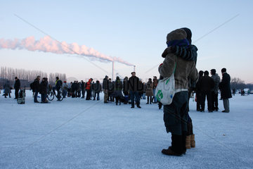 Berlin  Deutschland  Jugendliche auf dem Eis