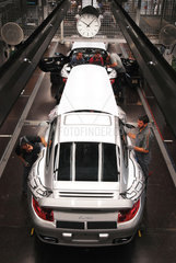 Stuttgart  Montage des Porsche Carrera
