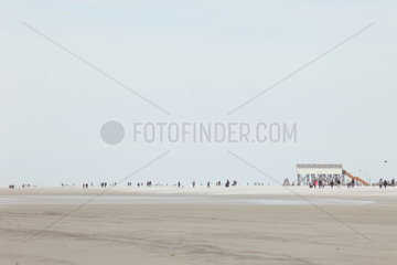 Sankt Peter-Ording  Deutschland  Touristen spazieren am Strand von Sankt Peter